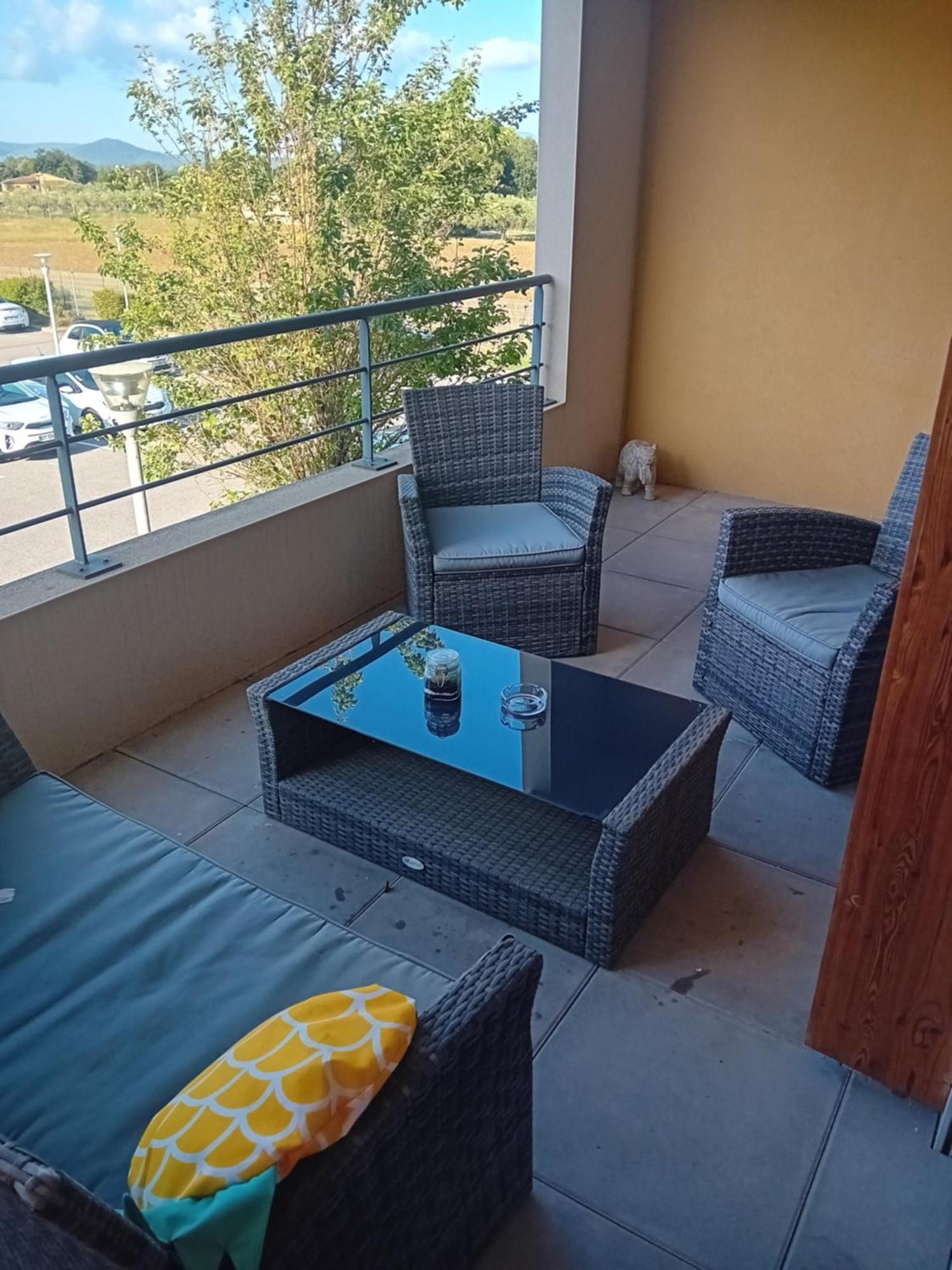 Superbe Appartement T2 Cuers Exterior photo